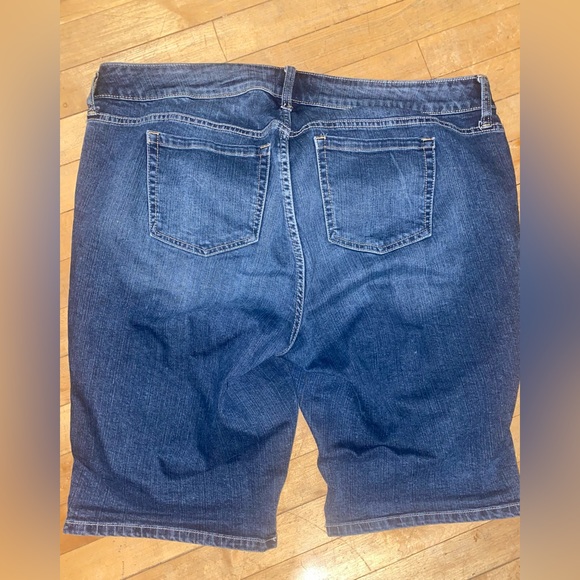 Torrid boyfriend distressed Bermuda shorts 18 - Picture 2 of 2